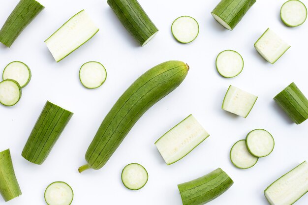 Courge coudée fraîche sur fond blanc.