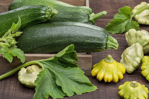 Courge dans un coffret en bois, pattypan squash sur surface en bois