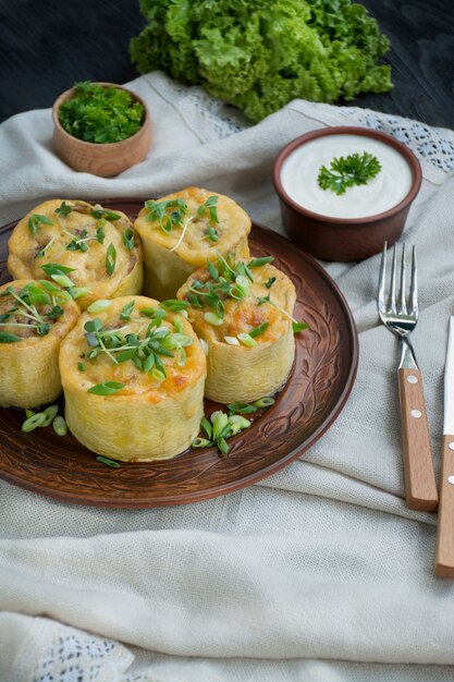 Courge farcie de viande hachée, de légumes et saupoudrée de fromage à pâte dure. Vue de côté.