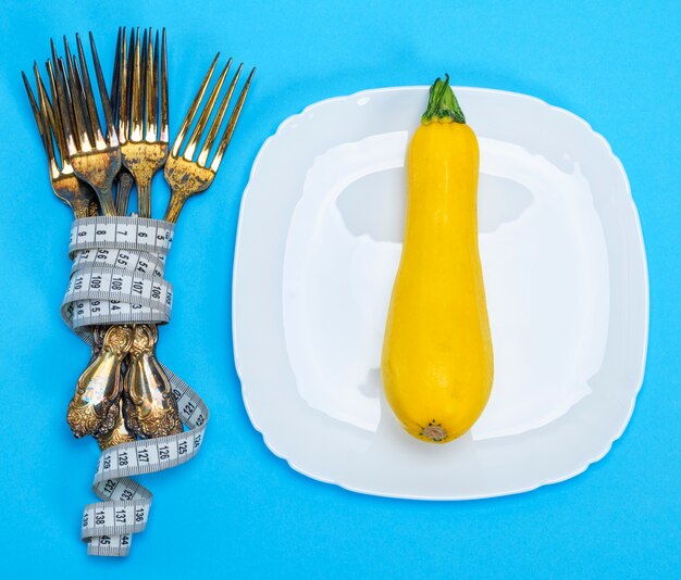 Courge Jaune Sur Une Assiette En Céramique Blanche