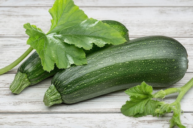 Courge de légumes frais isolé sur blanc