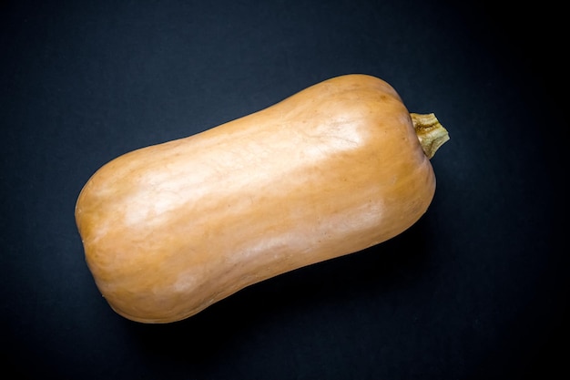 Courge musquée isolée sur fond noir