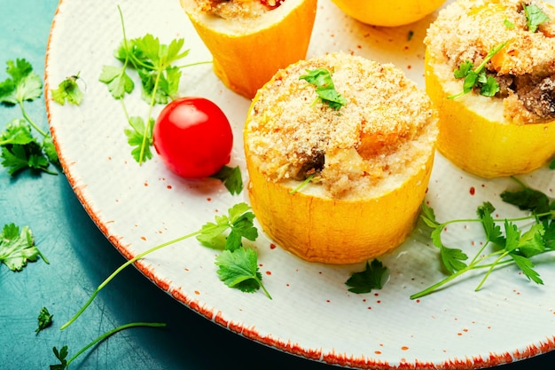 Courges et courgettes au four avec quinoa