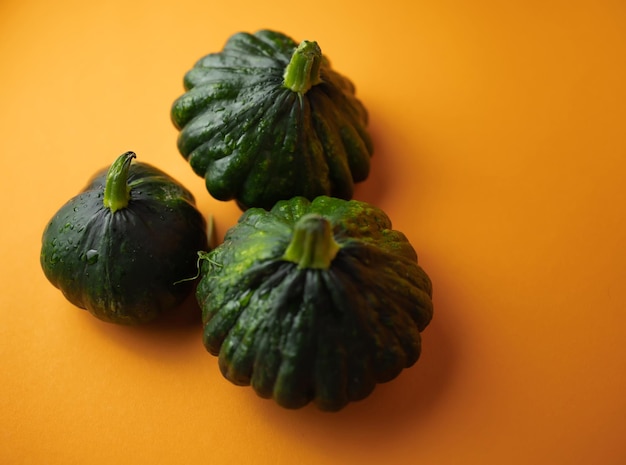 Courges pattypan vert sur fond orange