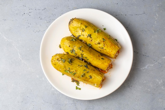 Courgette farcie avec de la viande de la cuisine turque traditionnelle nom turc etli kabak dolmasi