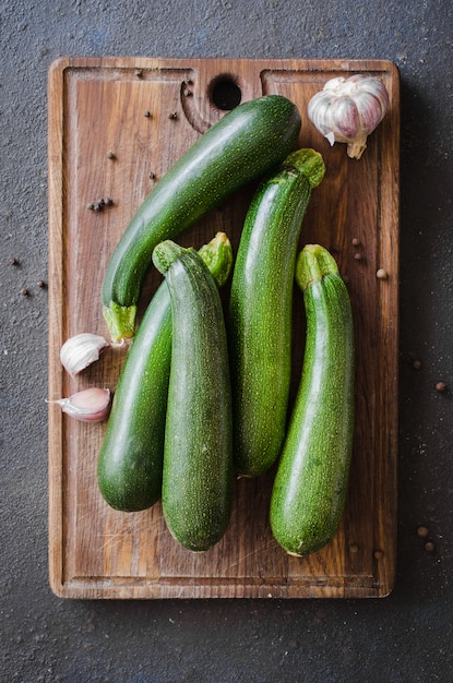 Courgettes, ail et persil biologiques frais