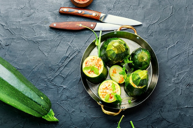 Photo courgettes au four farcies de légumes et de riz.cuisine d'été