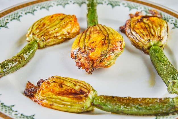 Courgettes au four ou fleurs de courgette au parmesan dans une cocotte apéritif italien