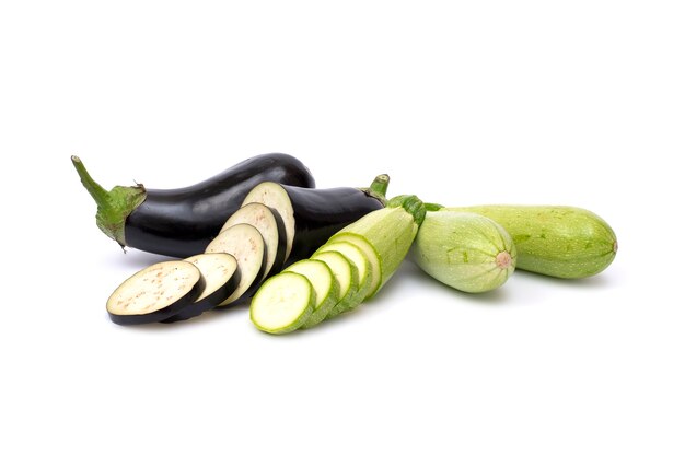 Courgettes et aubergines isolés sur fond blanc. Moelle végétale fraîche isolé sur fond blanc