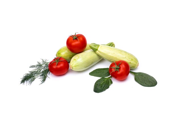 Courgettes aux tomates isolés sur fond blanc. Légumes frais sur fond blanc.