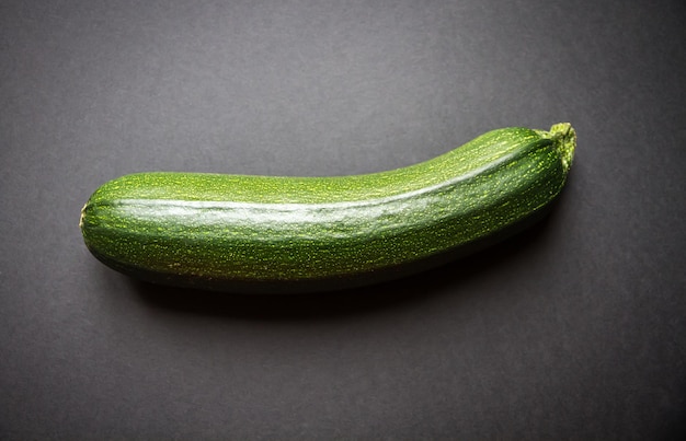 Courgettes biologiques fraîches isolées sur fond noir