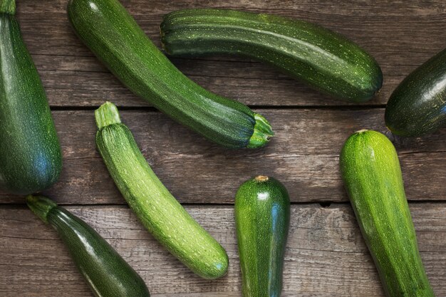 Courgettes biologiques fraîches sur la table en bois