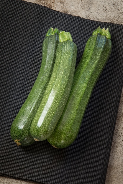 Courgettes biologiques fraîches sur la table vintage.