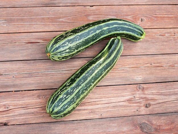 Courgettes sur un bois