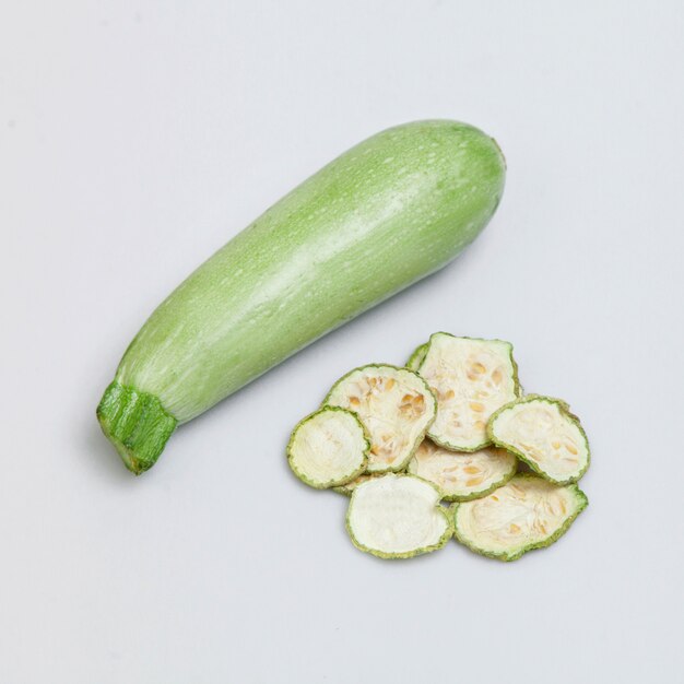 Courgettes et à côté se trouve un légume séché