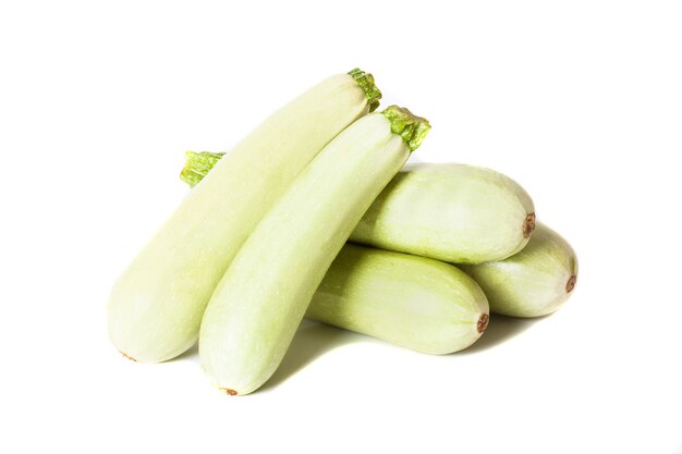 Courgettes entières fraîches isolé sur fond blanc