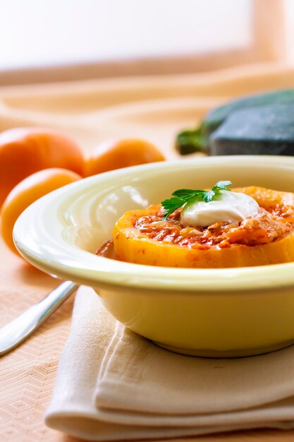 Courgettes farcies à la viande et aux légumes, cuites à la sauce tomate