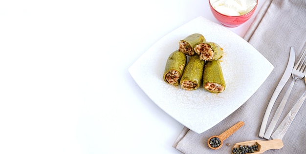 Courgettes farcies à la viande hachée et au riz.