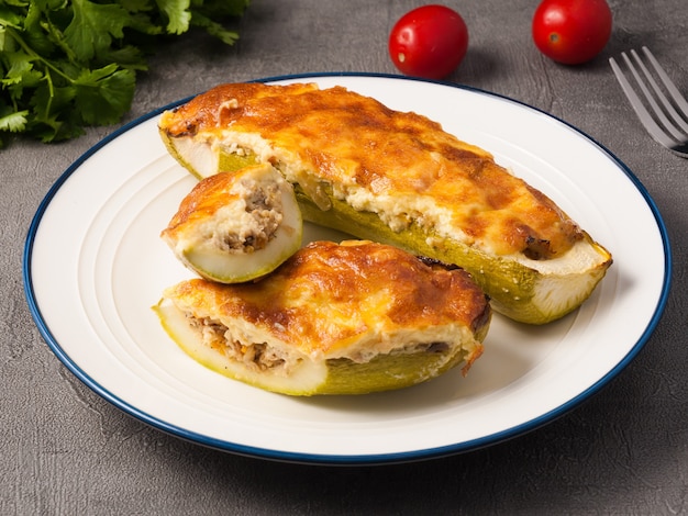 Courgettes farcies à la viande sous une croûte de fromage