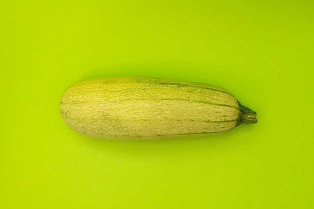 Courgettes sur fond vert monochrome