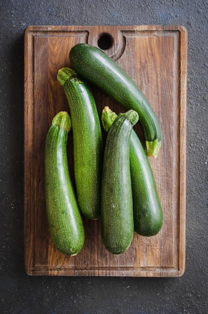 Courgettes fraîchement récoltées, légumes verts dans l'obscurité