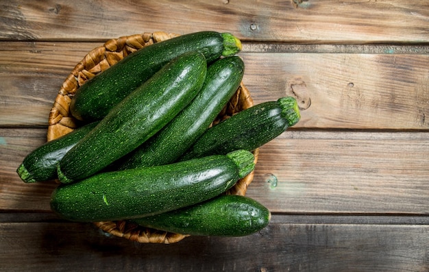 Courgettes fraîches dans le panier