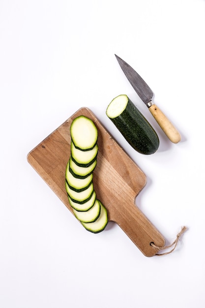 Courgettes fraîches sur fond blanc