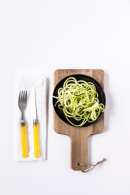 Courgettes fraîches sur fond blanc