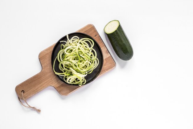 Courgettes fraîches sur fond blanc