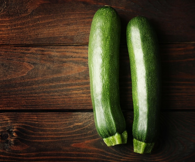 courgettes fraîches sur fond en bois