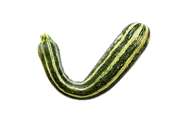 Courgettes fraîches isolées sur une surface blanche