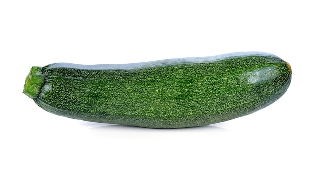 Courgettes fraîches isolés sur blanc