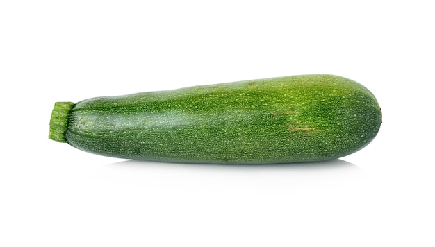 Courgettes fraîches isolés sur blanc