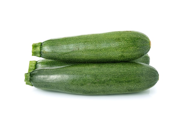 Courgettes fraîches isolés sur blanc