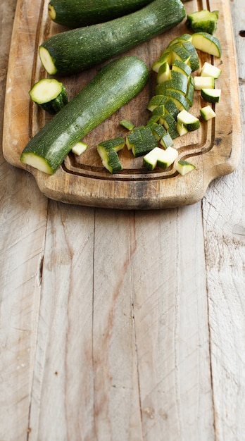 Courgettes fraîches sur une planche de bois avec un couteau