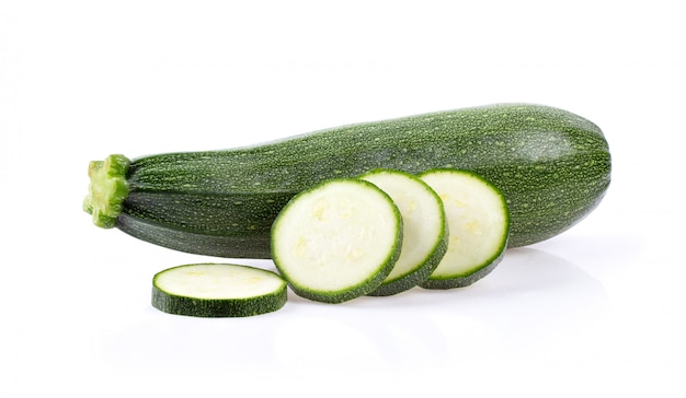 Courgettes fraîches avec des tranches isolées