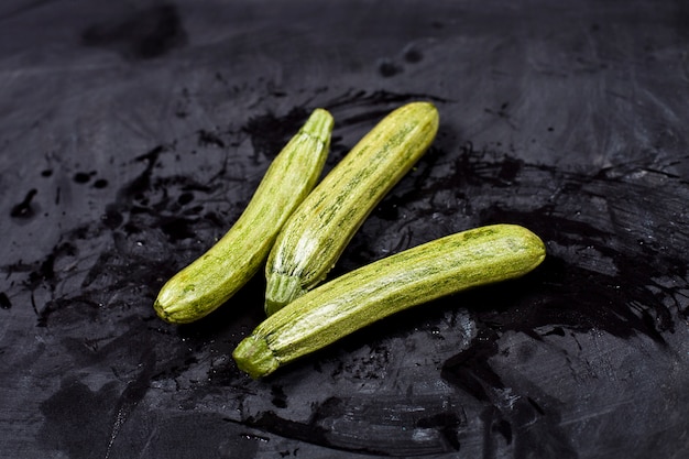 Courgettes fraîches vertes humides.