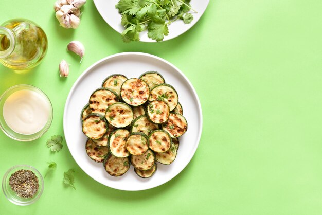 Des courgettes frites sur assiette