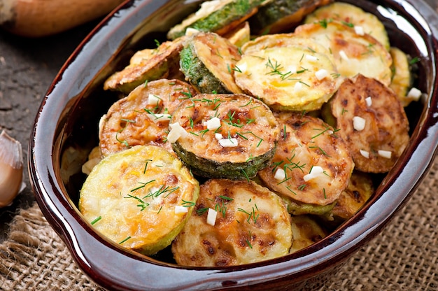 Courgettes frites dans un vieux bol en céramique