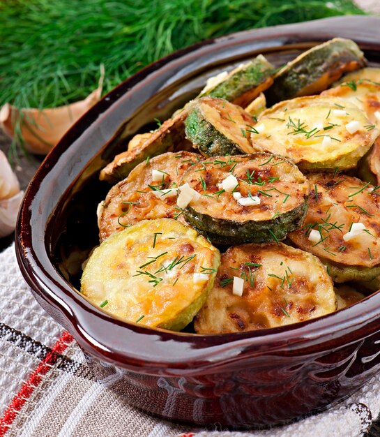 Courgettes frites dans un vieux bol en céramique