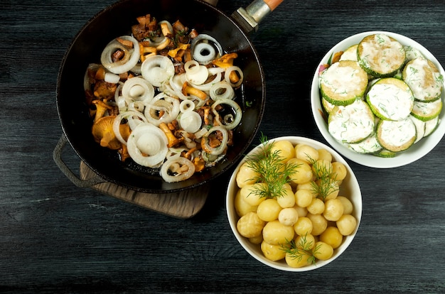 Courgettes frites, jeunes pommes de terre à l'aneth et girolles sautées aux oignons dorés