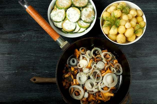 Courgettes frites, jeunes pommes de terre à l'aneth et girolles sautées aux oignons dorés