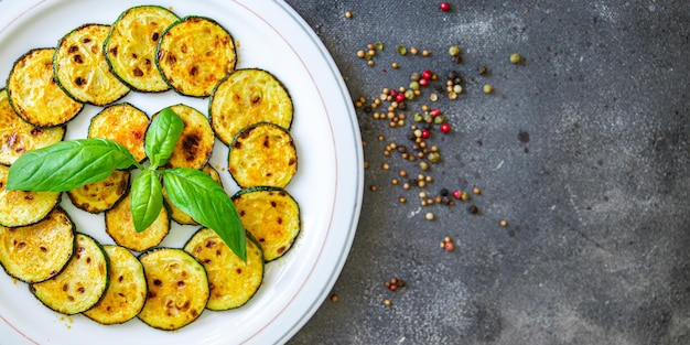 courgettes frites légumes repas sains frais collation alimentaire sur la table copie espace arrière-plan alimentaire