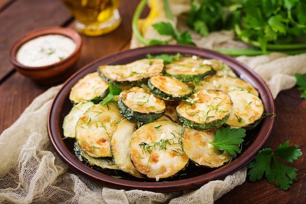 Courgettes frites avec sauce, aneth et ail