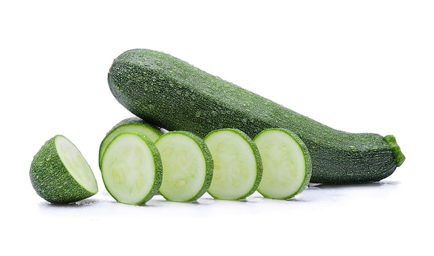 Courgettes avec des gouttes d'eau sur blanc