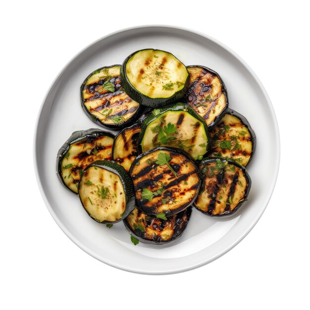 Courgettes grillées sur plaque blanche sur fond blanc