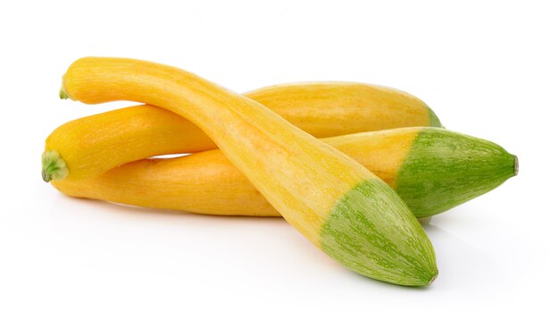 Courgettes jaunes sur surface blanche