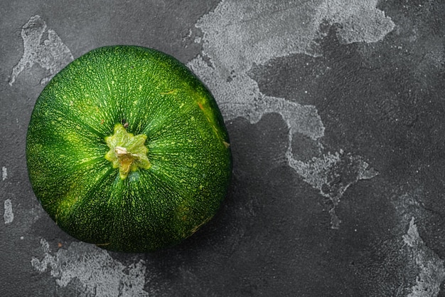 Courgettes mûres sur fond de table en pierre noire vue de dessus à plat avec espace de copie pour le texte