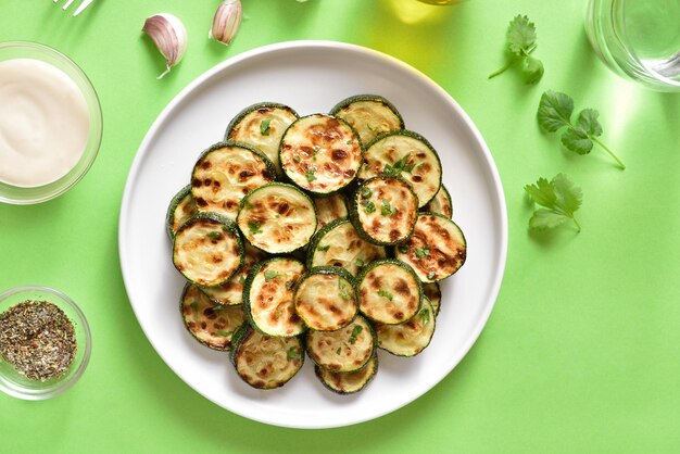 Des courgettes rôties sur assiette