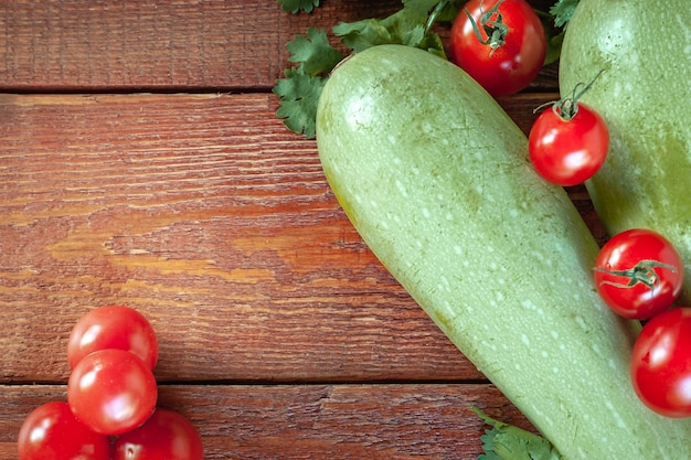 Courgettes et tomates sur fond de bois